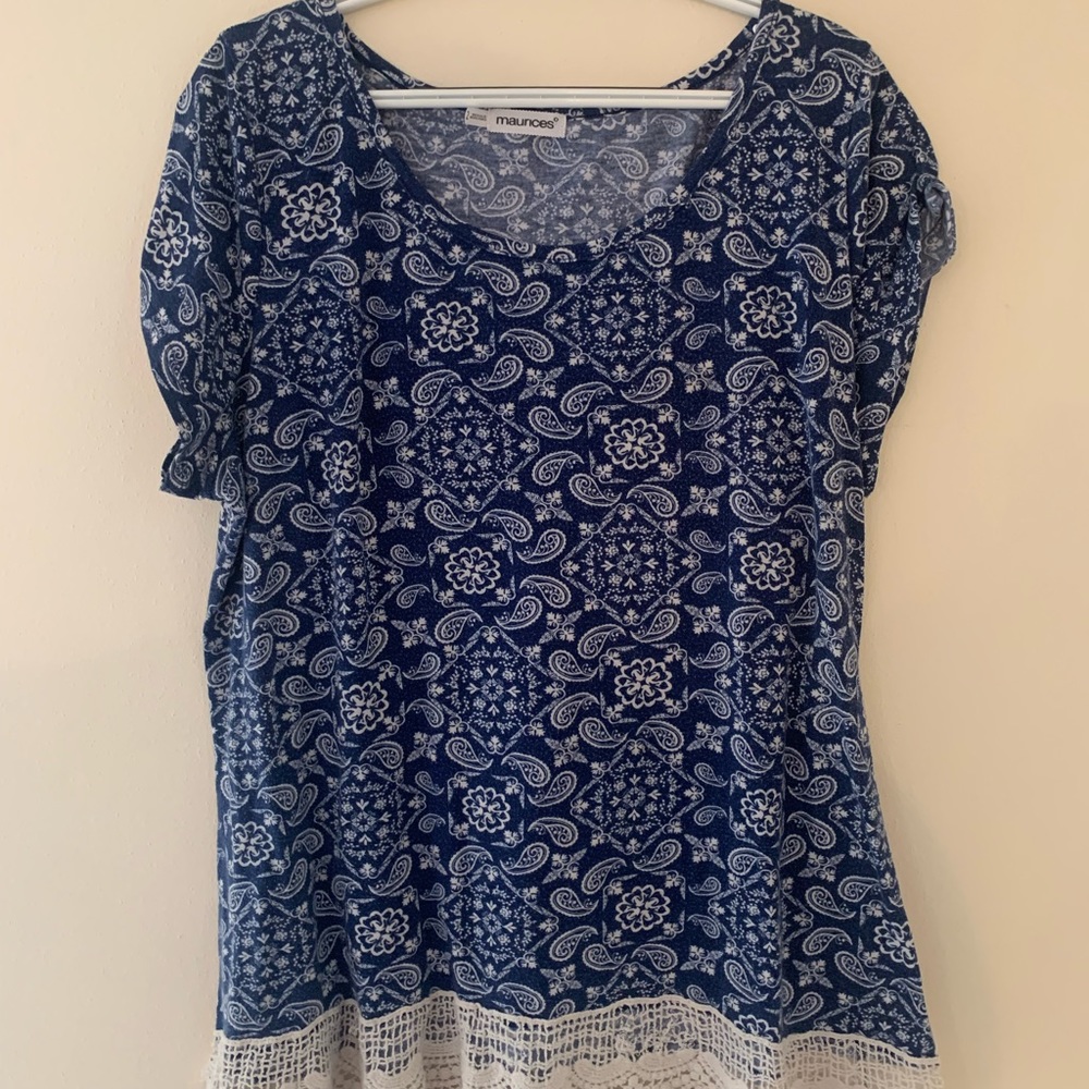 Maurice’s paisley short sleeved tee size 2X blue and white